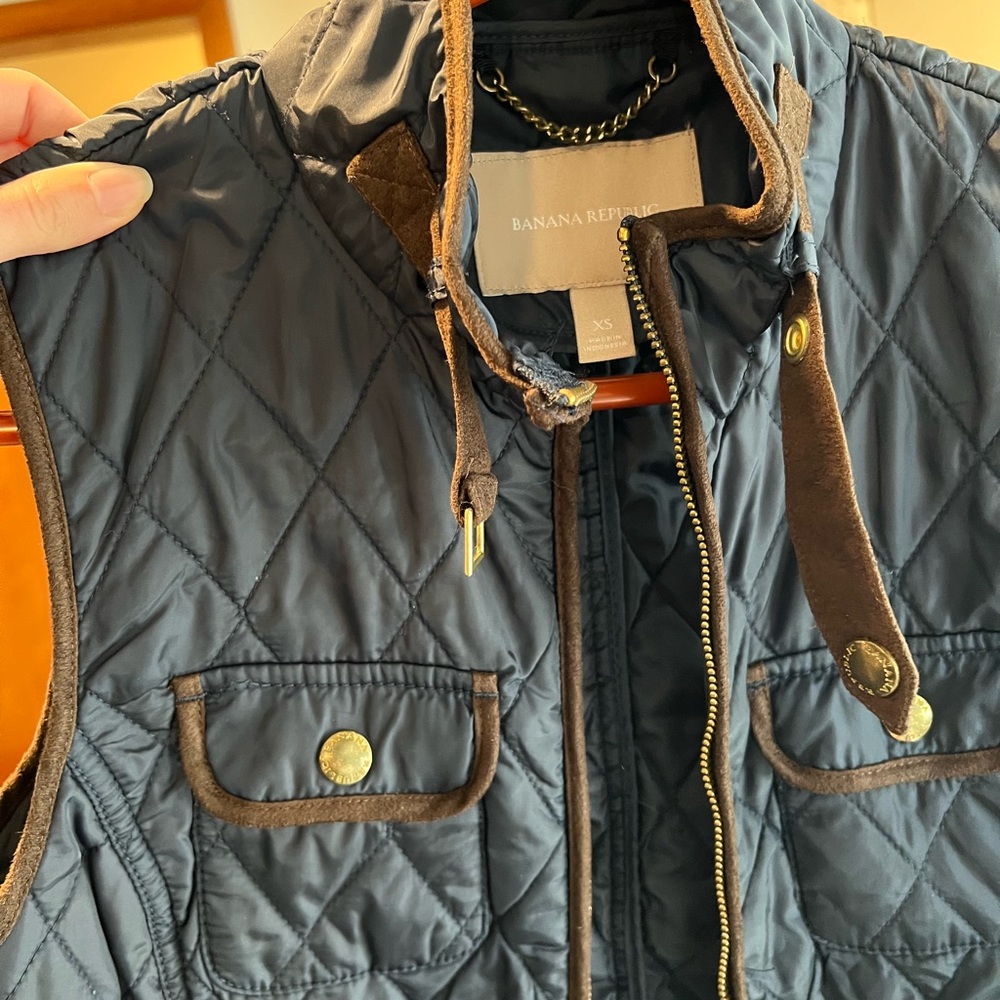 Banana Republic quilted puffer best, navy XS with brown trim and pockets